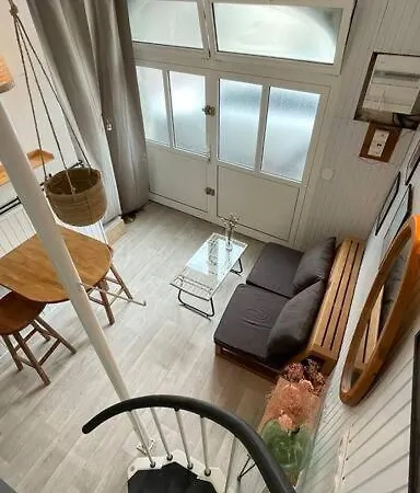 Dans Le Centre Près De La *